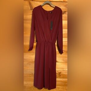 NWT KRISA LONG SLEEVE VNECK LINDED MIDI DRESS IN WINE SIZE MEDIUM